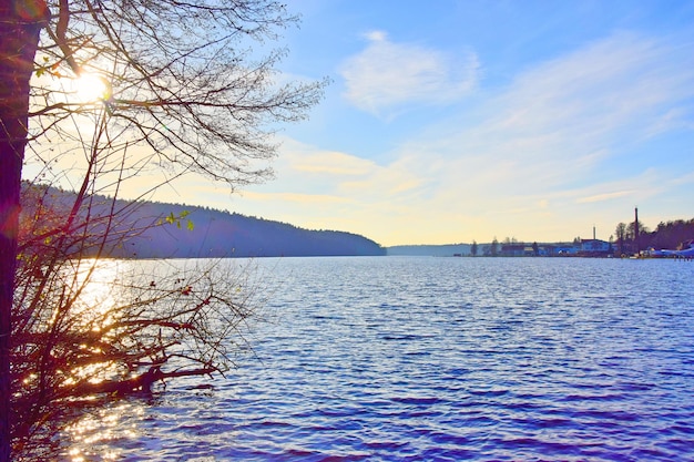 Photo vue panoramique du lac au coucher du soleil