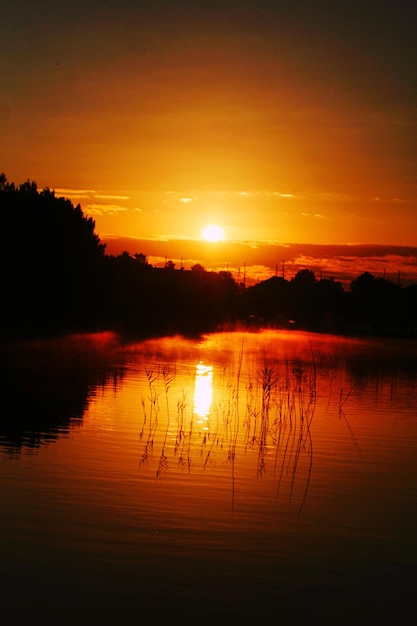 Photo vue panoramique du lac au coucher du soleil