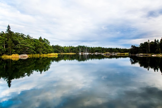 Vue panoramique du lac calme contre un ciel nuageux