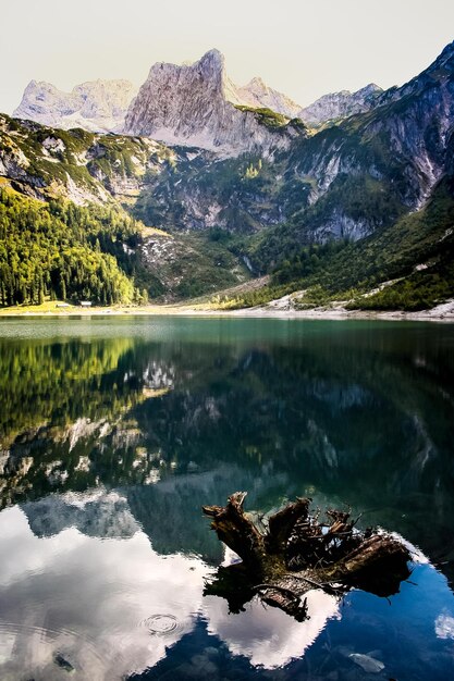 Photo vue panoramique du lac calme avec le reflet des montagnes