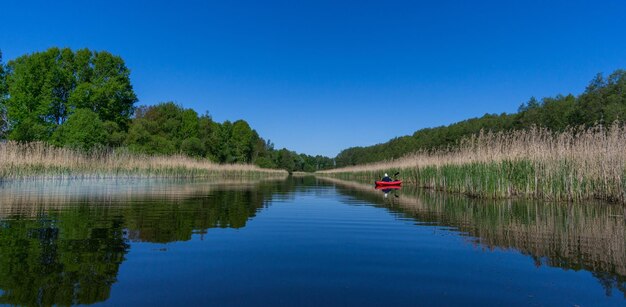 Photo vue panoramique du lac sur un ciel bleu clair