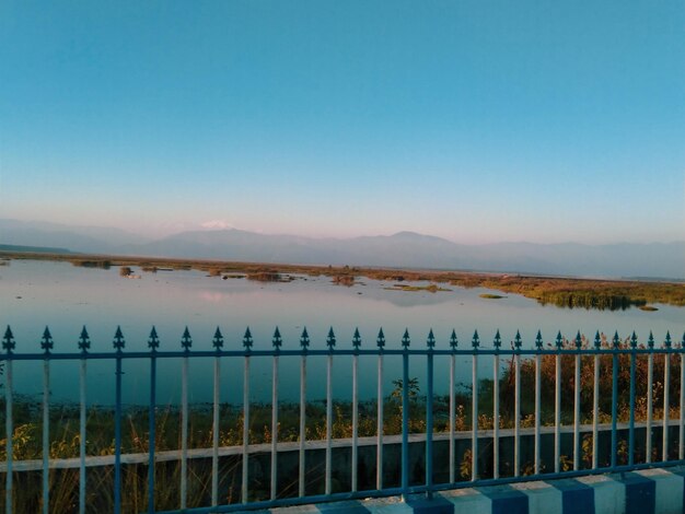 Photo vue panoramique du lac sur un ciel bleu clair