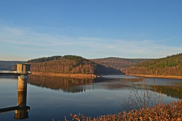 Vue panoramique du lac sur le ciel bleu