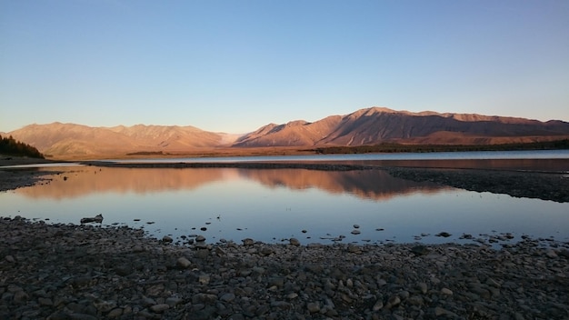 Vue panoramique du lac sur un ciel dégagé