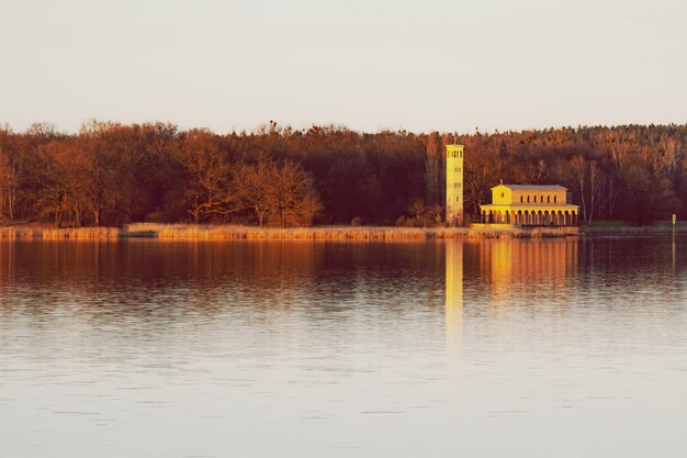 Vue panoramique du lac sur un ciel dégagé