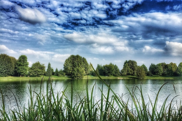 Vue panoramique du lac sur un ciel nuageux