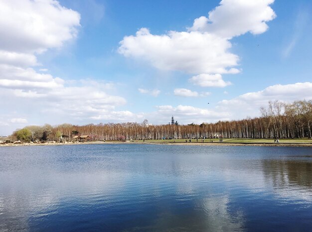 Vue panoramique du lac sur un ciel nuageux