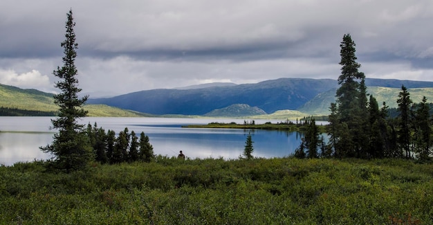 Vue panoramique du lac sur un ciel nuageux