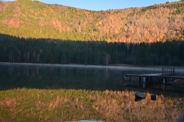 Vue panoramique du lac sur un ciel nuageux