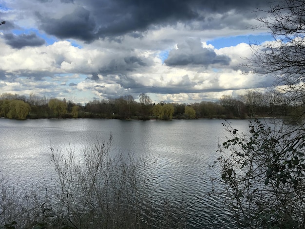 Photo vue panoramique du lac sur un ciel nuageux