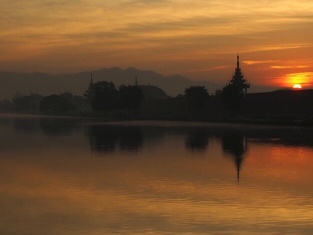 Vue panoramique du lac contre le ciel au coucher du soleil