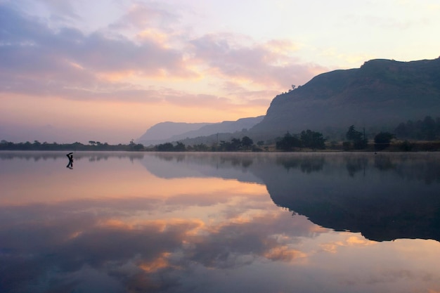 Photo vue panoramique du lac contre le ciel au coucher du soleil