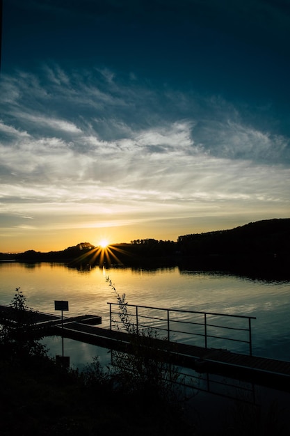 Photo vue panoramique du lac contre le ciel au coucher du soleil