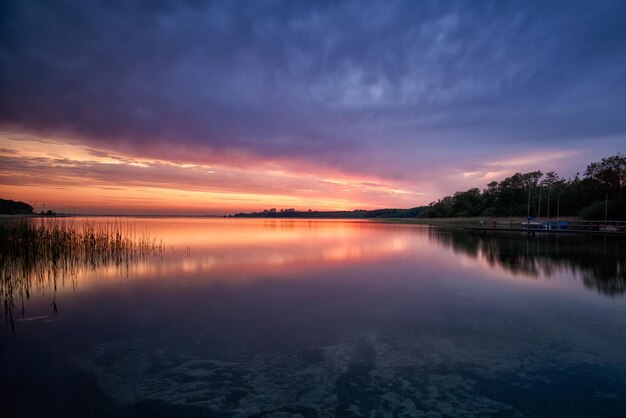 Photo vue panoramique du lac contre le ciel au coucher du soleil