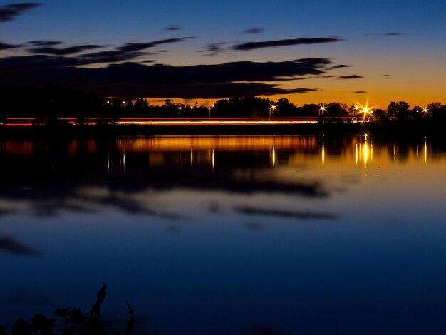 Photo vue panoramique du lac contre le ciel au coucher du soleil