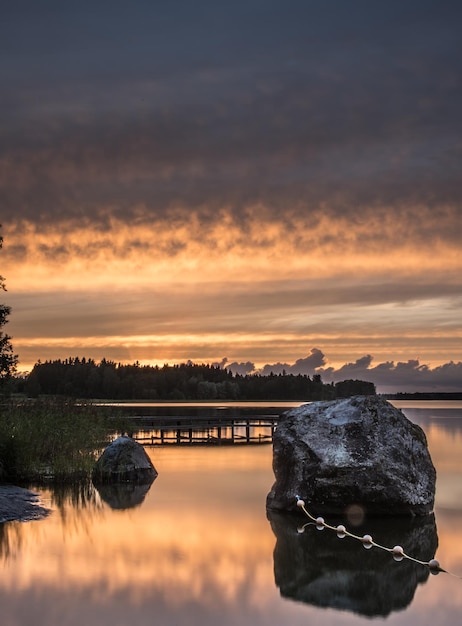 Vue panoramique du lac contre le ciel au coucher du soleil