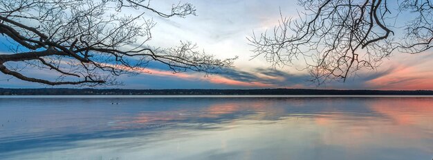 Photo vue panoramique du lac contre le ciel au coucher du soleil