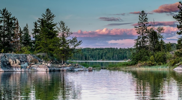 Vue panoramique du lac contre le ciel au coucher du soleil