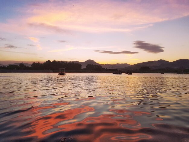 Photo vue panoramique du lac contre le ciel au coucher du soleil