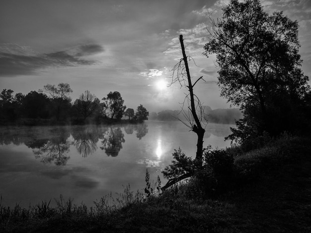 Photo vue panoramique du lac contre le ciel au coucher du soleil