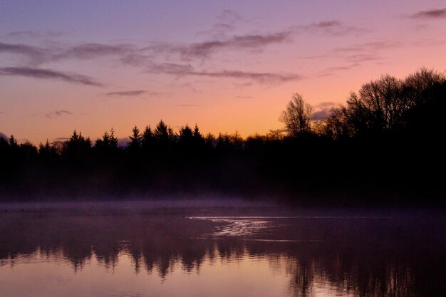 Photo vue panoramique du lac contre le ciel au coucher du soleil