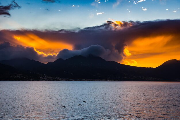 Vue panoramique du lac contre le ciel au coucher du soleil