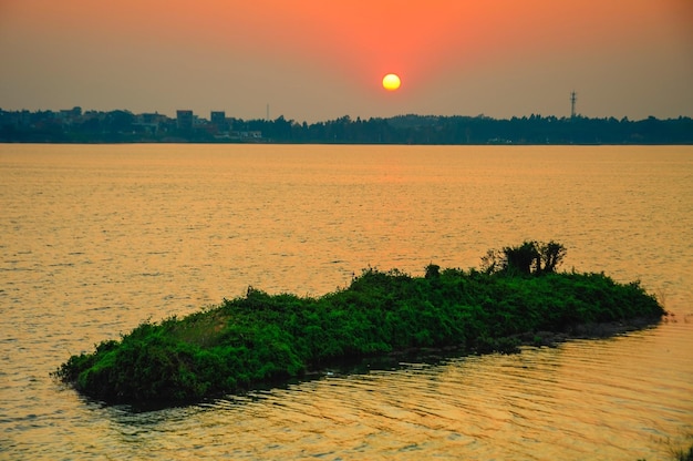 Photo vue panoramique du lac contre le ciel au coucher du soleil