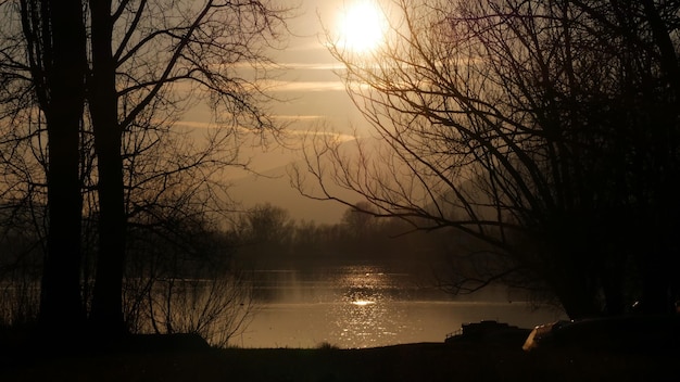 Photo vue panoramique du lac contre le ciel au coucher du soleil