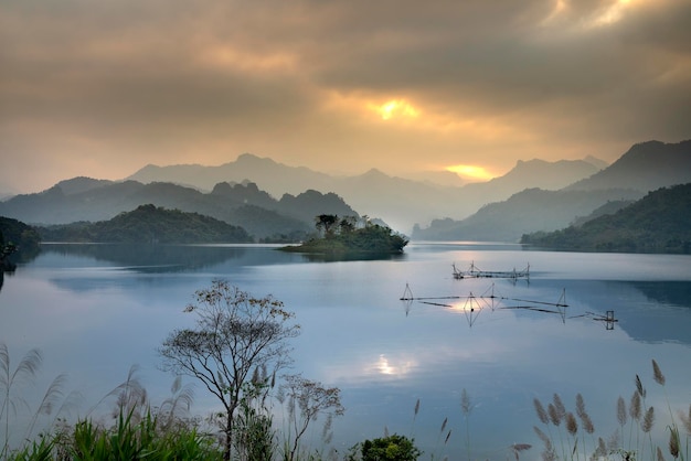 Photo vue panoramique du lac contre le ciel au coucher du soleil