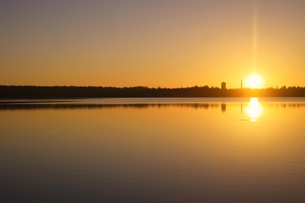 Photo vue panoramique du lac contre un ciel clair au coucher du soleil