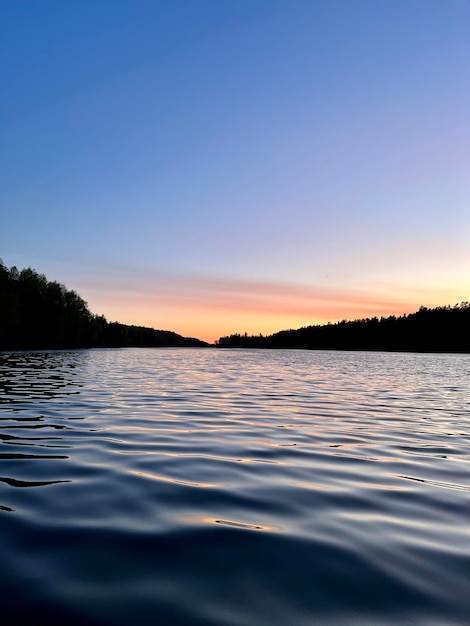 Photo vue panoramique du lac contre un ciel clair au coucher du soleil