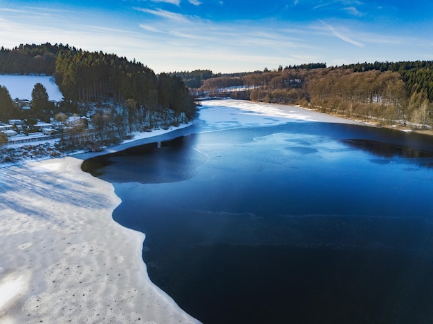 Vue panoramique du lac contre le ciel en hiver