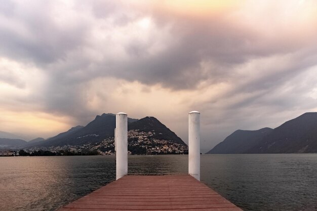 Vue panoramique du lac contre ciel nuageux pendant le coucher du soleil