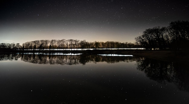 Photo vue panoramique du lac contre le ciel de nuit