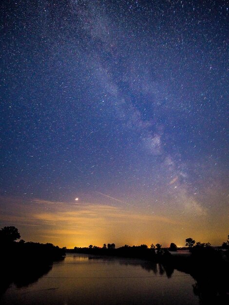 Vue panoramique du lac contre le ciel de nuit