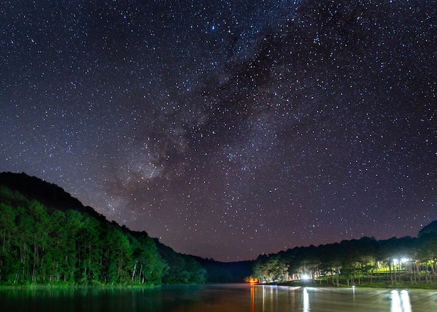 Vue panoramique du lac contre le ciel de nuit