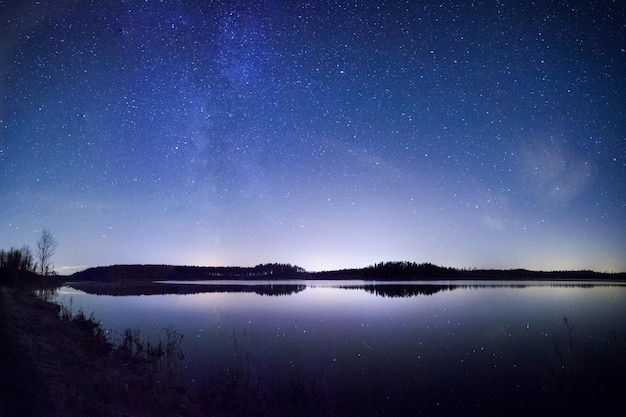 Vue panoramique du lac contre le ciel de nuit