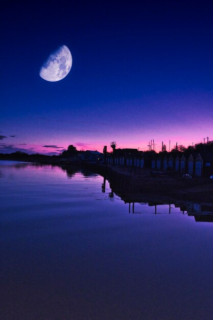 Photo vue panoramique du lac contre le ciel de nuit