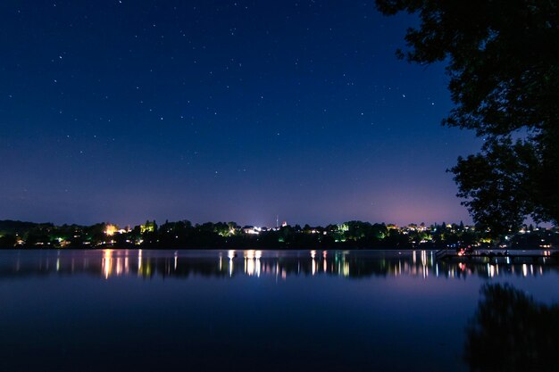 Photo vue panoramique du lac contre le ciel de nuit