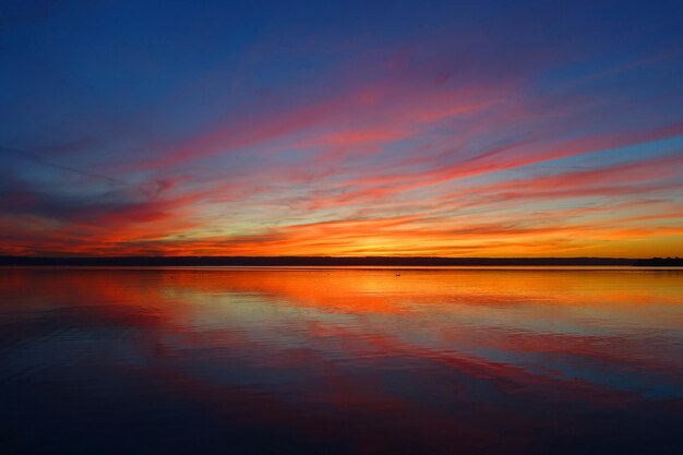 Vue panoramique du lac contre un ciel romantique au coucher du soleil