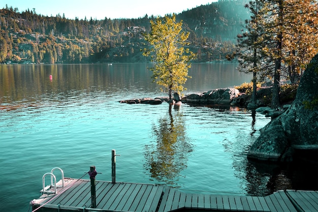 Photo vue panoramique du lac contre le ciel tôt le matin