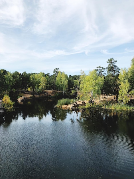 Vue panoramique du lac contre le ciel