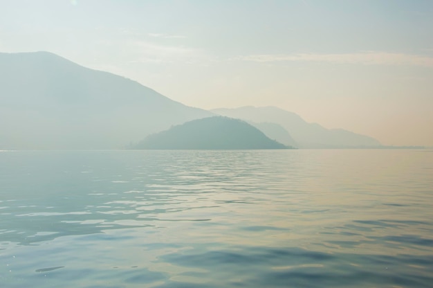 Vue panoramique du lac contre le ciel
