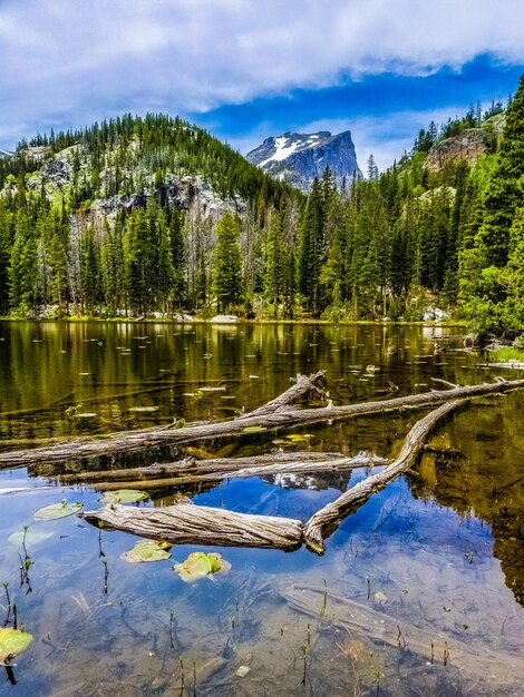 Vue panoramique du lac contre le ciel