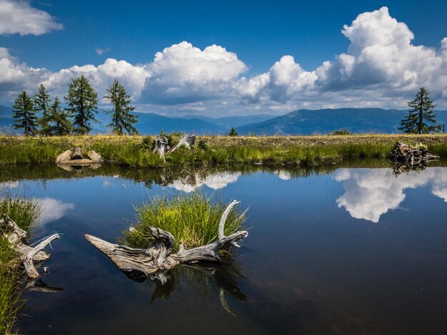 Vue panoramique du lac contre le ciel