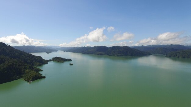 Vue panoramique du lac contre le ciel