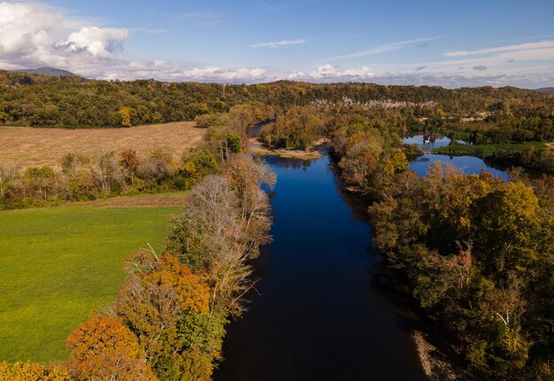 Vue panoramique du lac contre le ciel