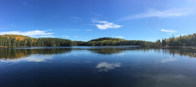 Vue panoramique du lac contre le ciel