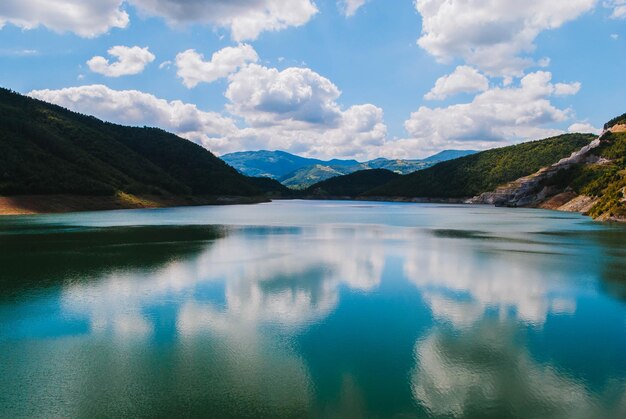 Vue panoramique du lac contre le ciel