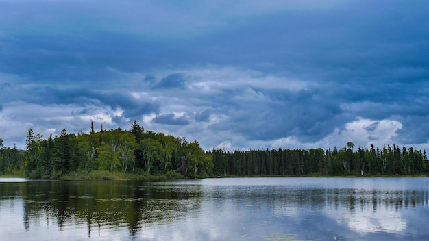 Vue panoramique du lac contre le ciel